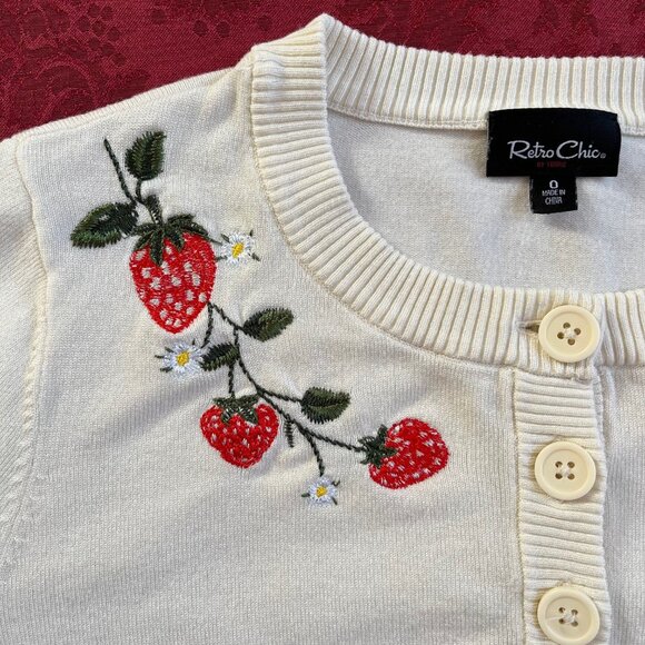 Retro Chic by Torrid Cottagecore Strawberry Cropped Cardigan Sweater Size 0 - Picture 3 of 16